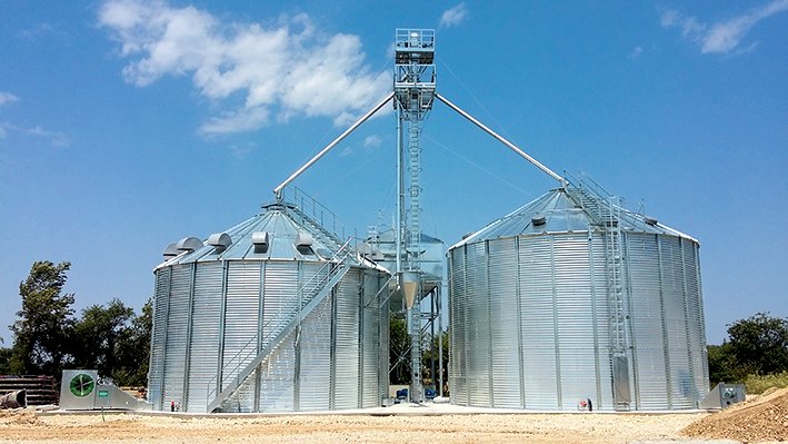 cellule sécheuse avec silo à grain et un élévateur à godets entre les deux