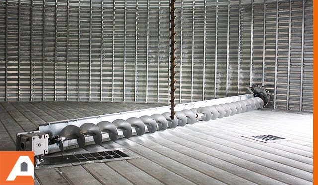 vis racleuse sur plancher perforé dans silo à grain