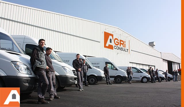 les équipes sav avec leur véhicules devant le batiment agriconsult