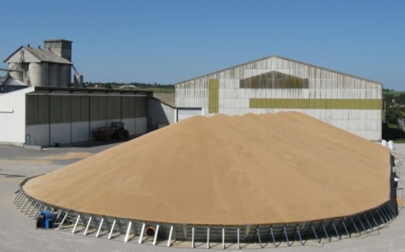 stockage temporaire extérieur avec gros tas de grains