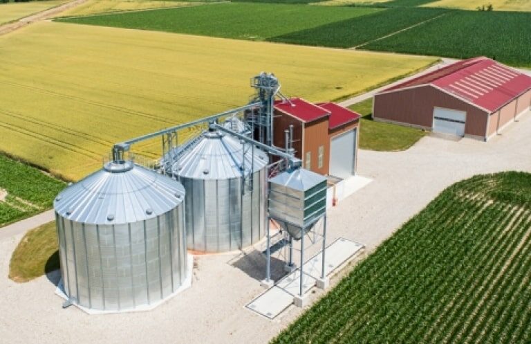 2 silos fond plat en vue aérienne avec boisseau et convoyeurs à chaine