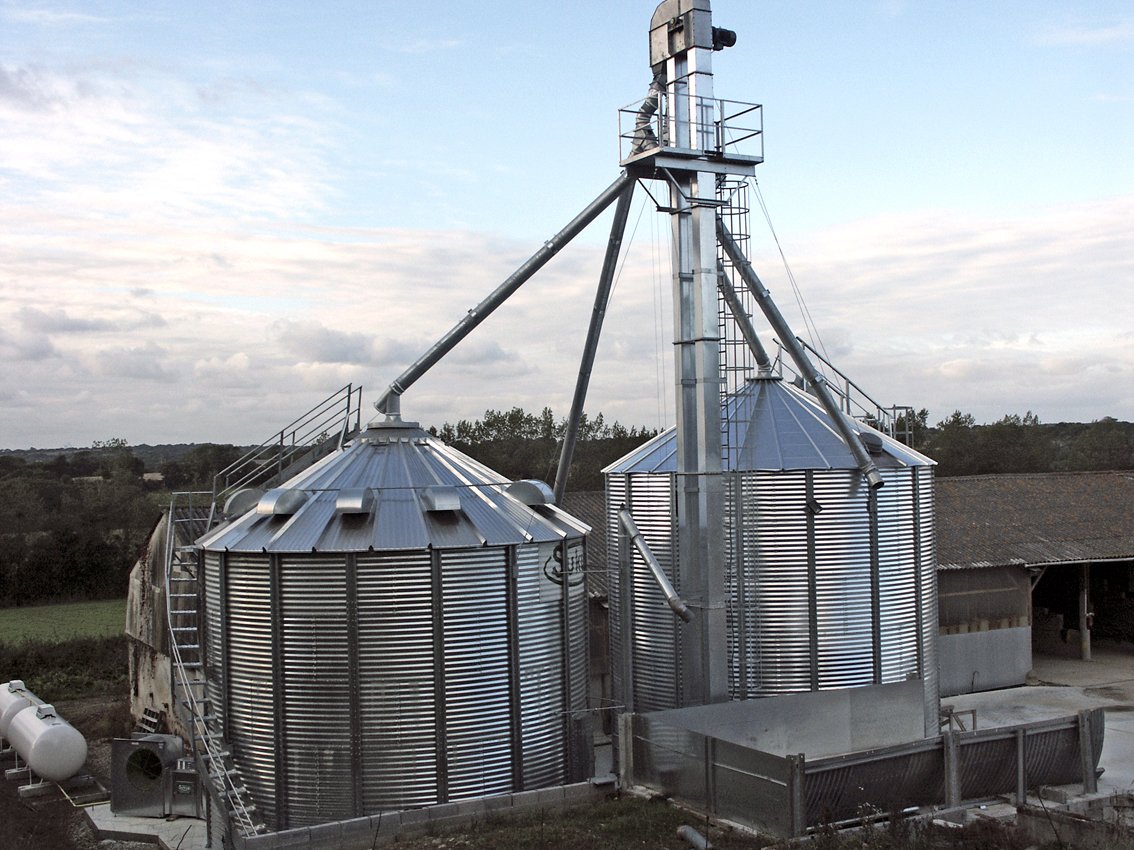 cellule sécheuse avec silo à grain et un élévateur à godets entre les deux