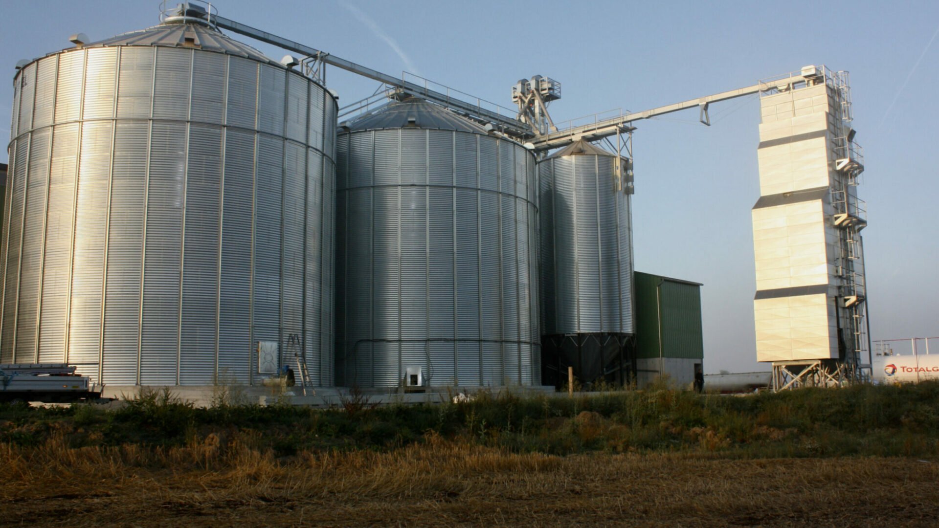 deux silos à fond plat un silo à fond conique et un séchoir à colonne