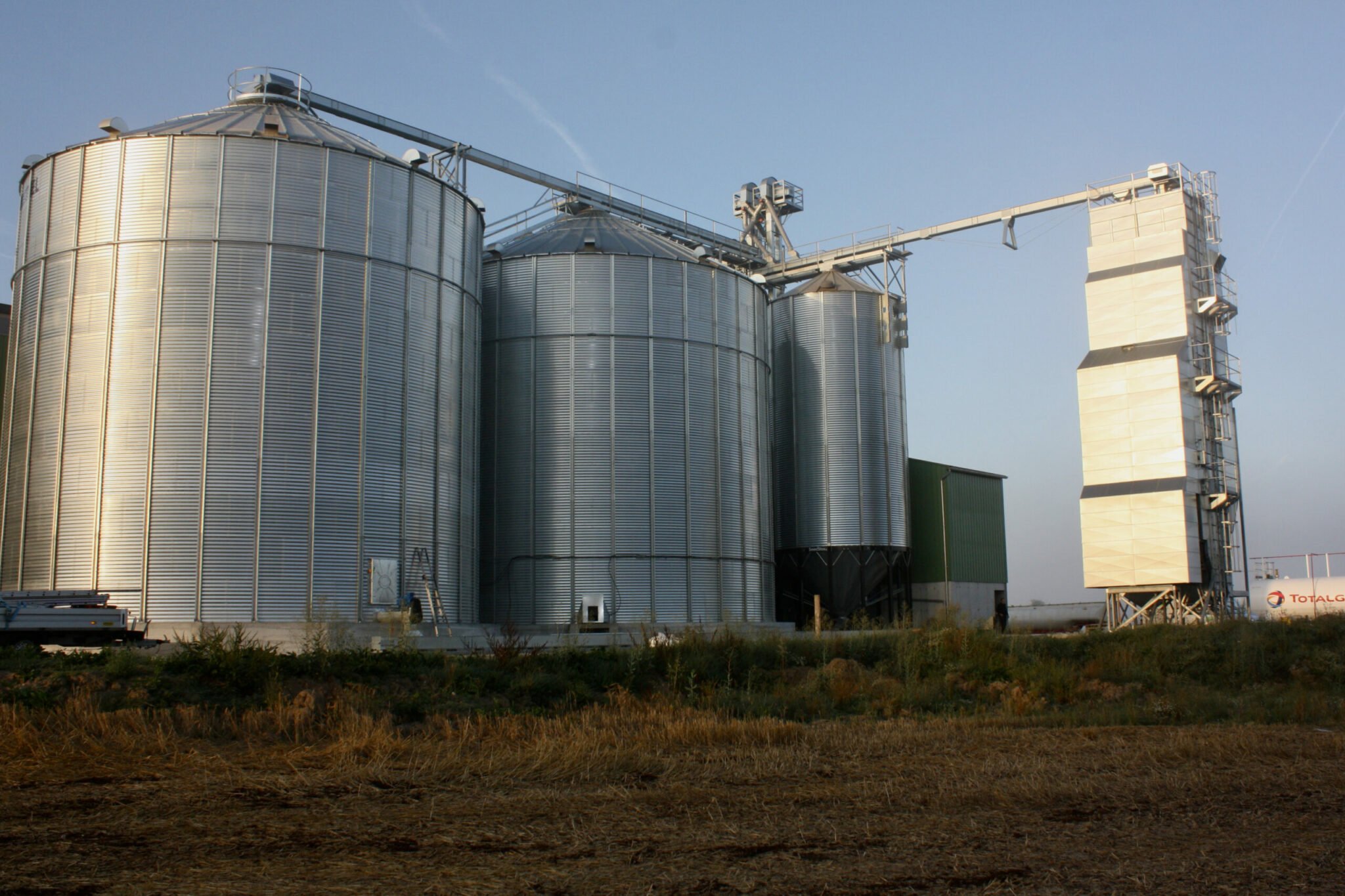 deux silos à fond plat un silo à fond conique et un séchoir à colonne