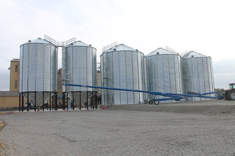 3 cellules à céréales a fond plat deux silos à grain a fond conique et une vis sur chariot