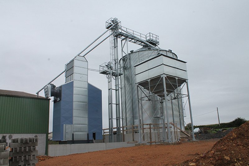 séchoir à céréales avec silo à grain et boisseau