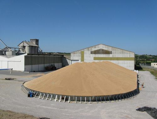 stockage temporaire extérieur rempli de grain
