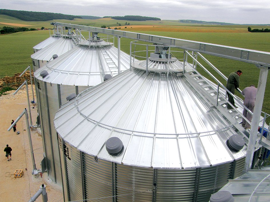 quatre toit de silos à grains avec convoyeur à chaine