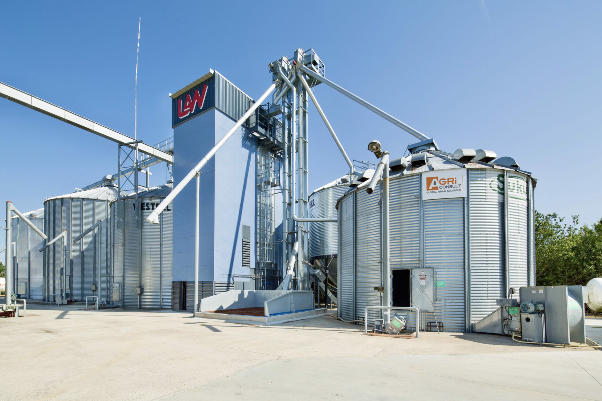 cellule sécheuse, un séchoir à maïs law et 4 silos à grains