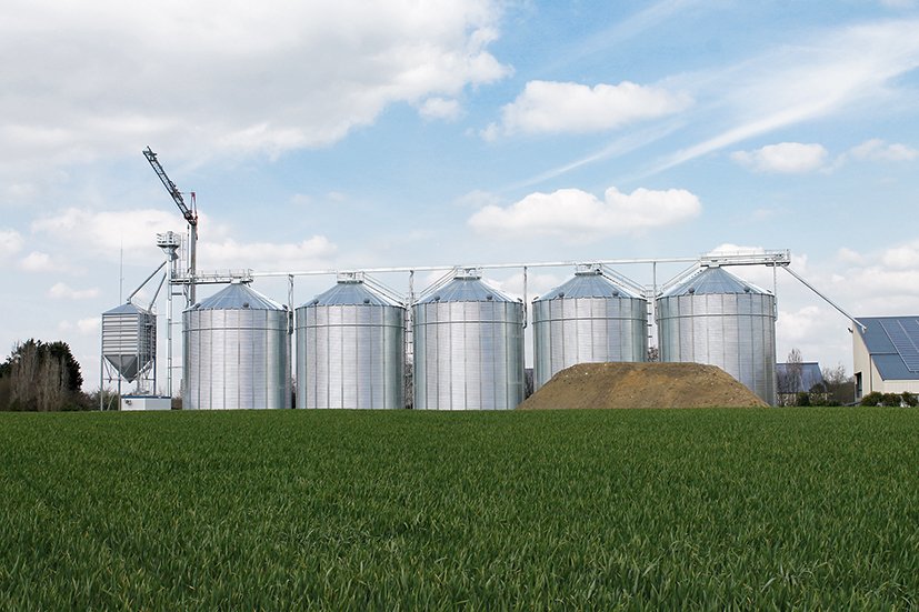 cinq silos à grains a fond plat avec un boisseau en bout