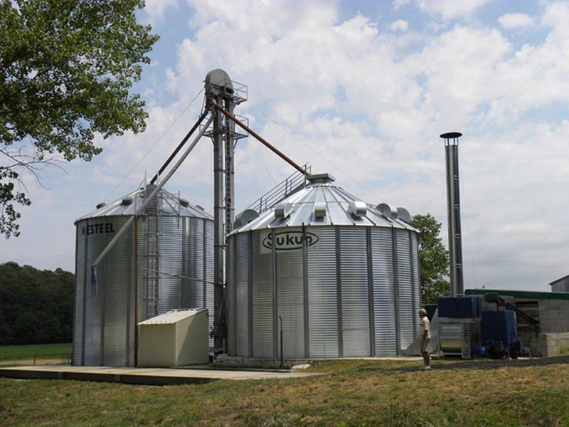 une cellule sécheuse avec chaudière biomasse et un silo fond plat avec élévateur à godets