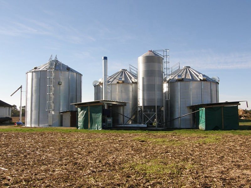 deux cellules sécheuses avec chaudière biomasse et un silo à grain fond plat