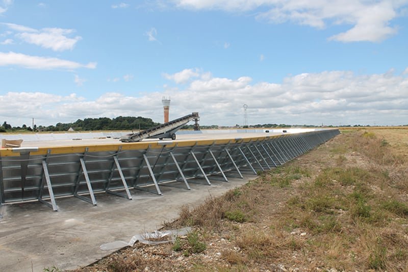 stockage temporaire vide avec sauterelle à grains au milieu