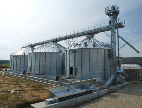 convoyeurs à chaine pour reprise de grain avec deux silos et une cellule sécheuse