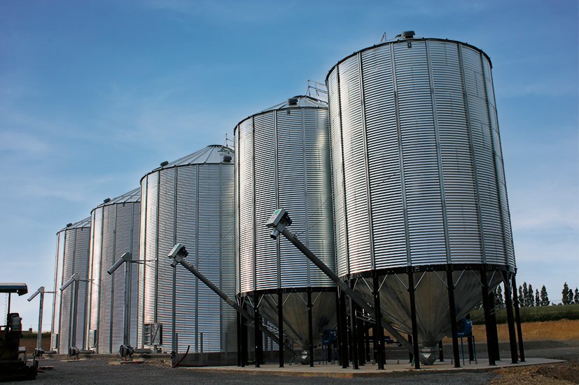 3 silos à grain fond plat et deux silos a fond conique avec vis élévatrice