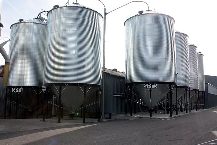 6 petits silos à fond conique