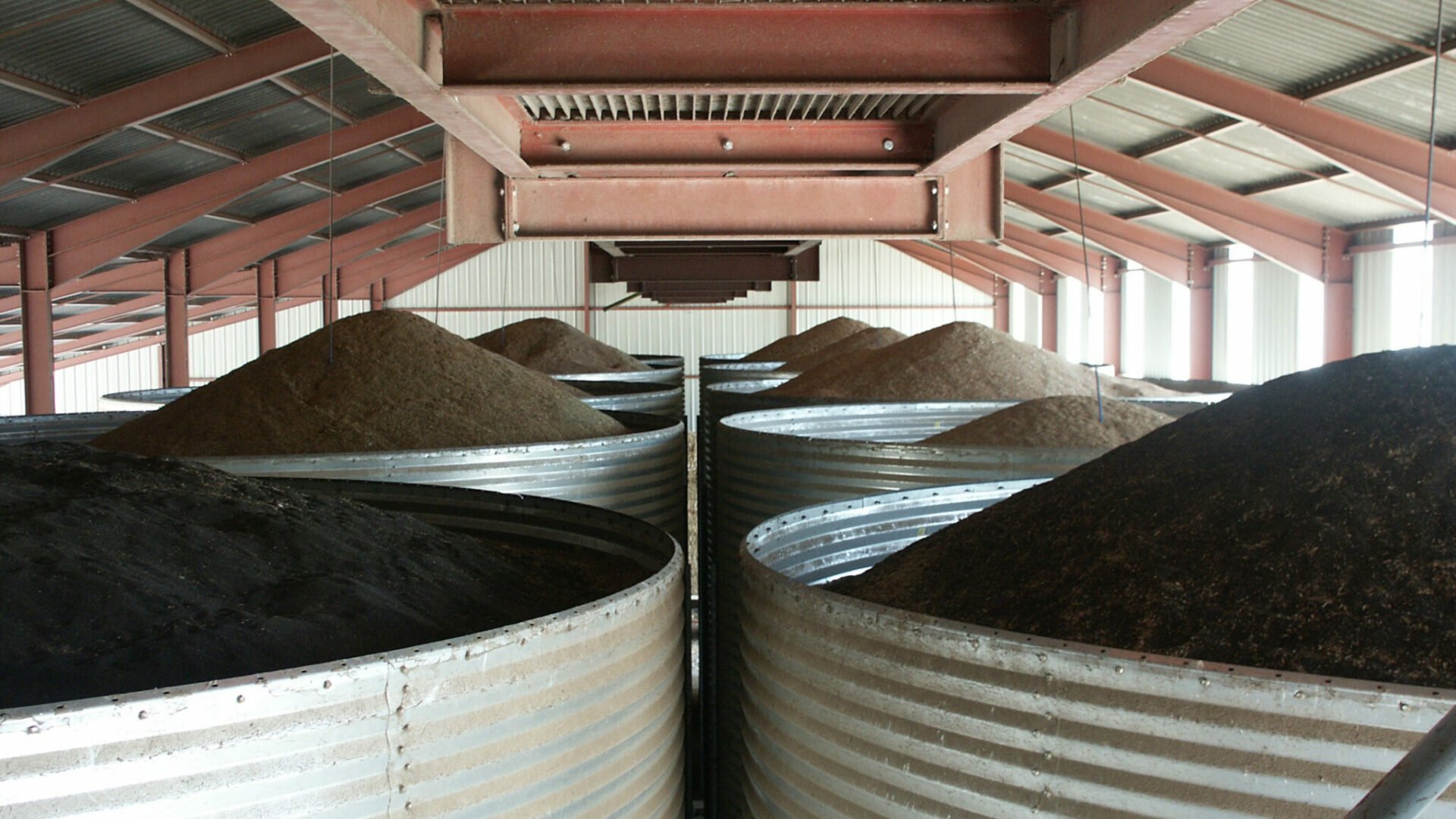 10 cellules à grain intérieur de batiment sans toit avec du grain dans chacune