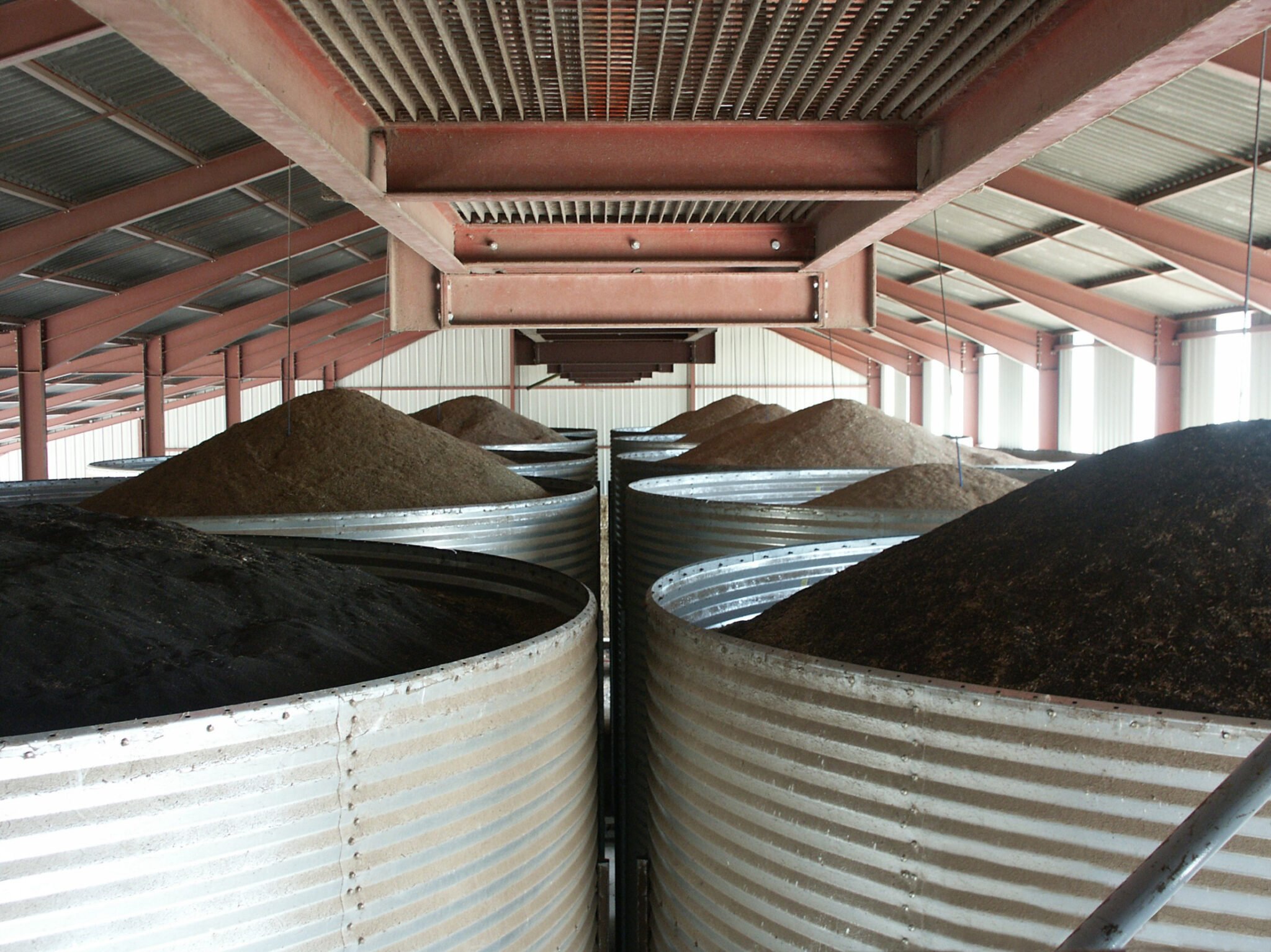 10 cellules à grain intérieur de batiment sans toit avec du grain dans chacune