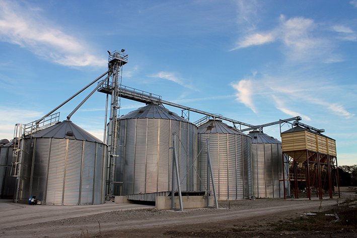 4 silos à grains avec 3 boisseaux
