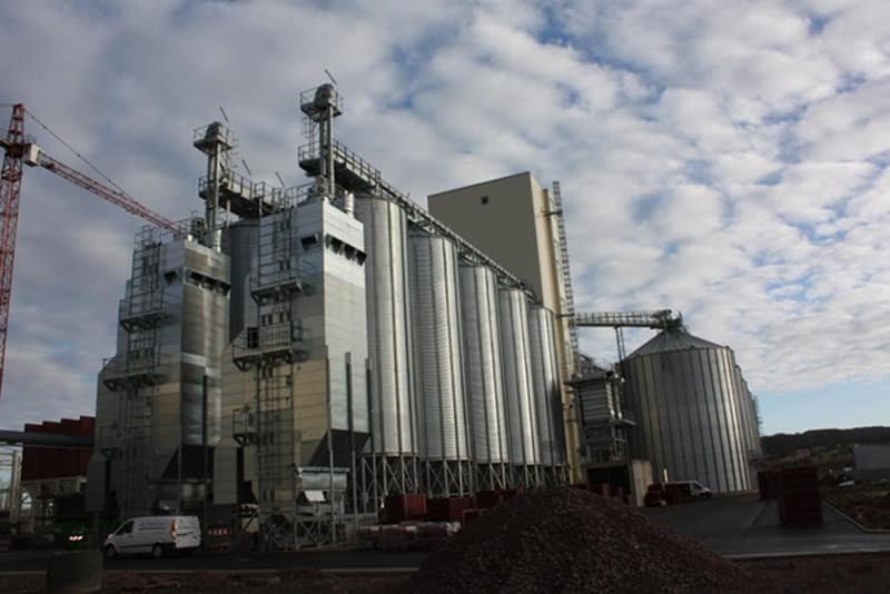 deux séchoirs à colonne en bout de ligne de 5 silos à grains à fond conique