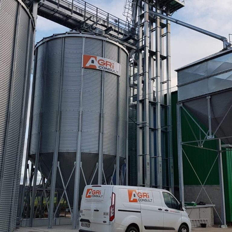 camion sav agriconsult garé devant un silo à grain fond conique des élévateurs et un boisseau installation cereales bio
