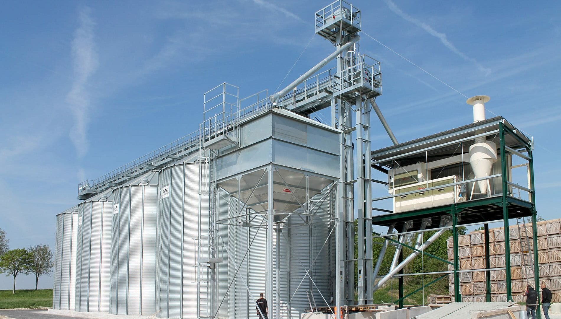 4 silos à grain alignés avec un boisseau des élévateurs à godets et un nettoyeur rotatif marot avec cyclone silos a grains 2032m3