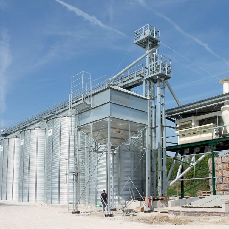 4 silos à grain alignés avec un boisseau des élévateurs à godets et un nettoyeur rotatif marot avec cyclone silos a grains 2032m3