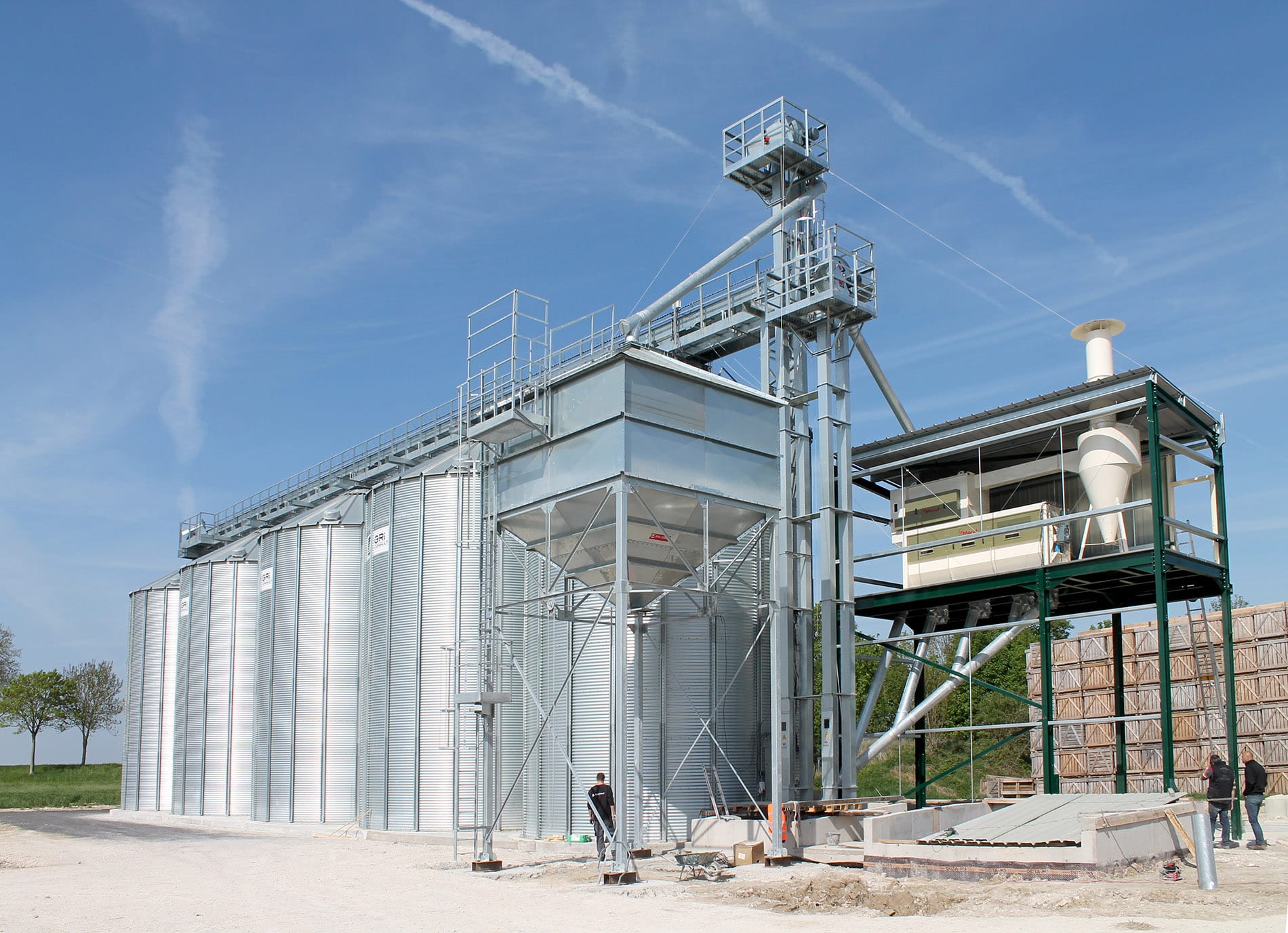 4 silos à grain alignés avec un boisseau des élévateurs à godets et un nettoyeur rotatif marot avec cyclone silos a grains 2032m3