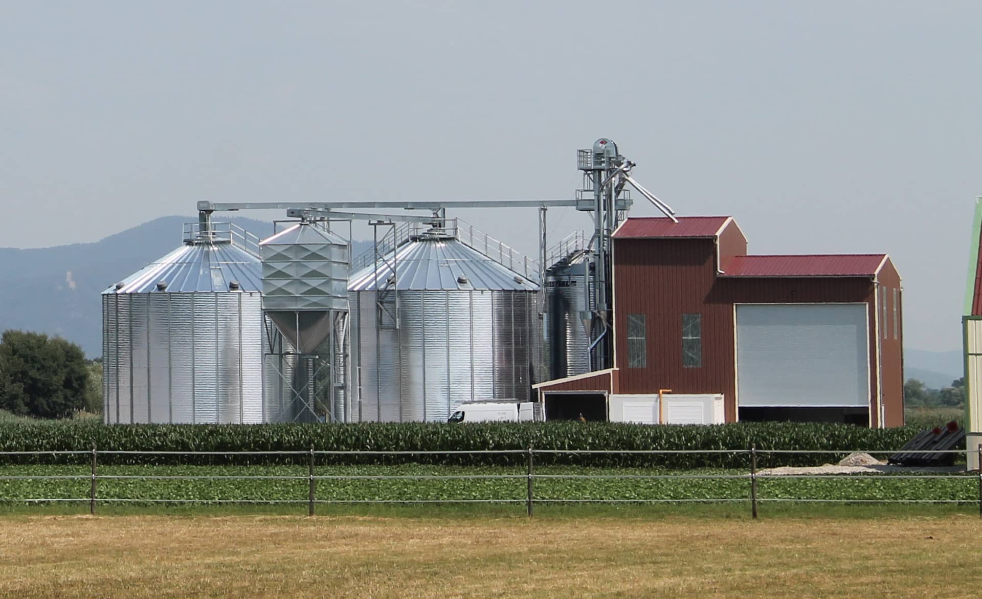 deux silos fond plat avec un boisseau et un bâtiment abritant un séchoir à maïs silo à grain 2876m3