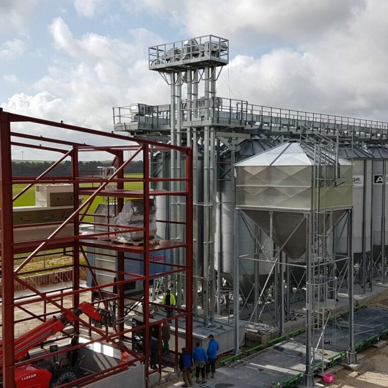 installation de silos de stockage avec structure et nettoyeur à grain