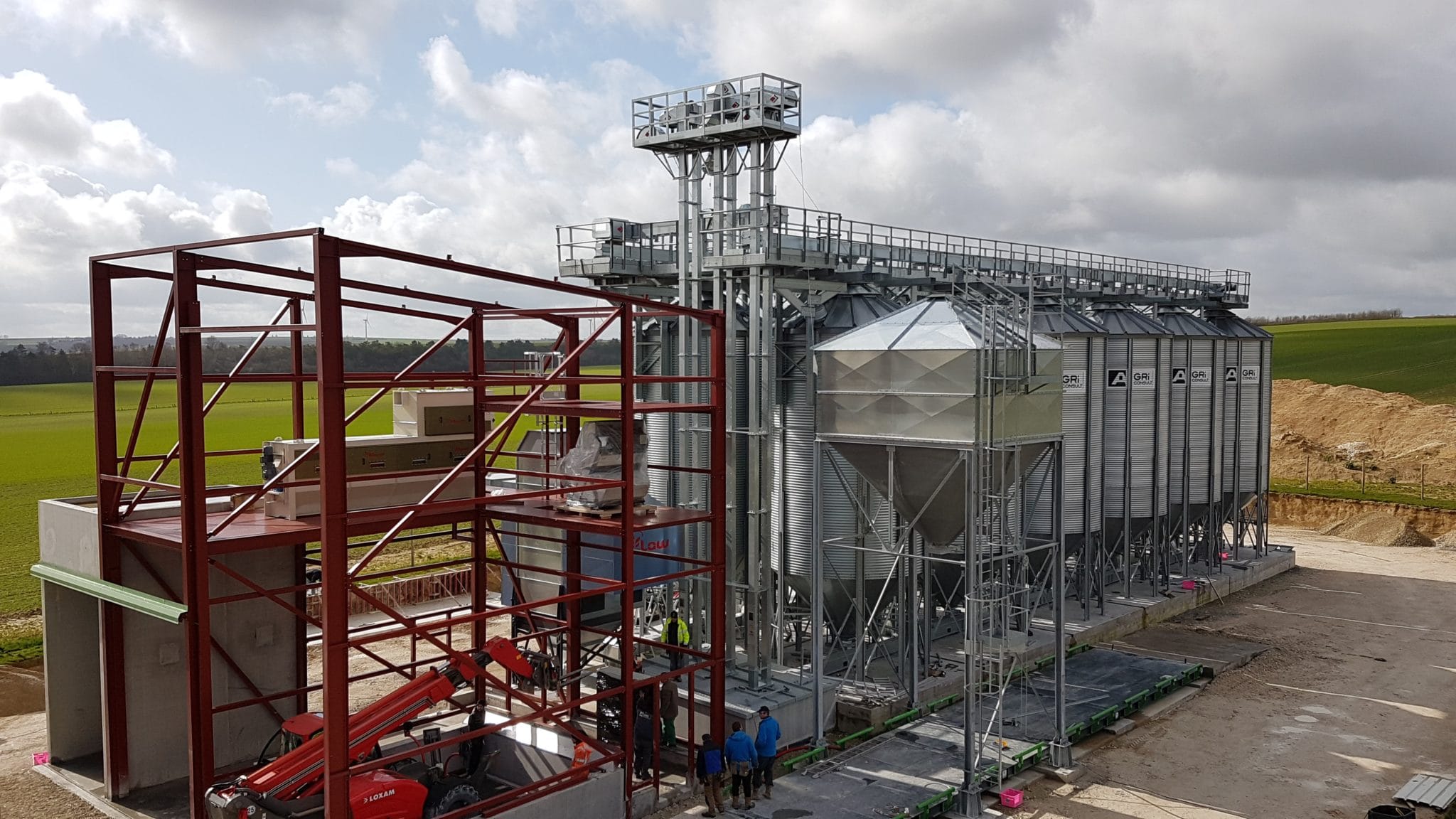 installation de silos de stockage avec structure et nettoyeur à grain