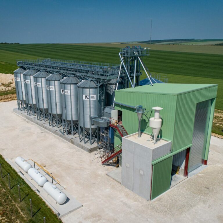 plusieurs silos à fond conique avec élévateurs à godets et passerelles installation bio 30€/t