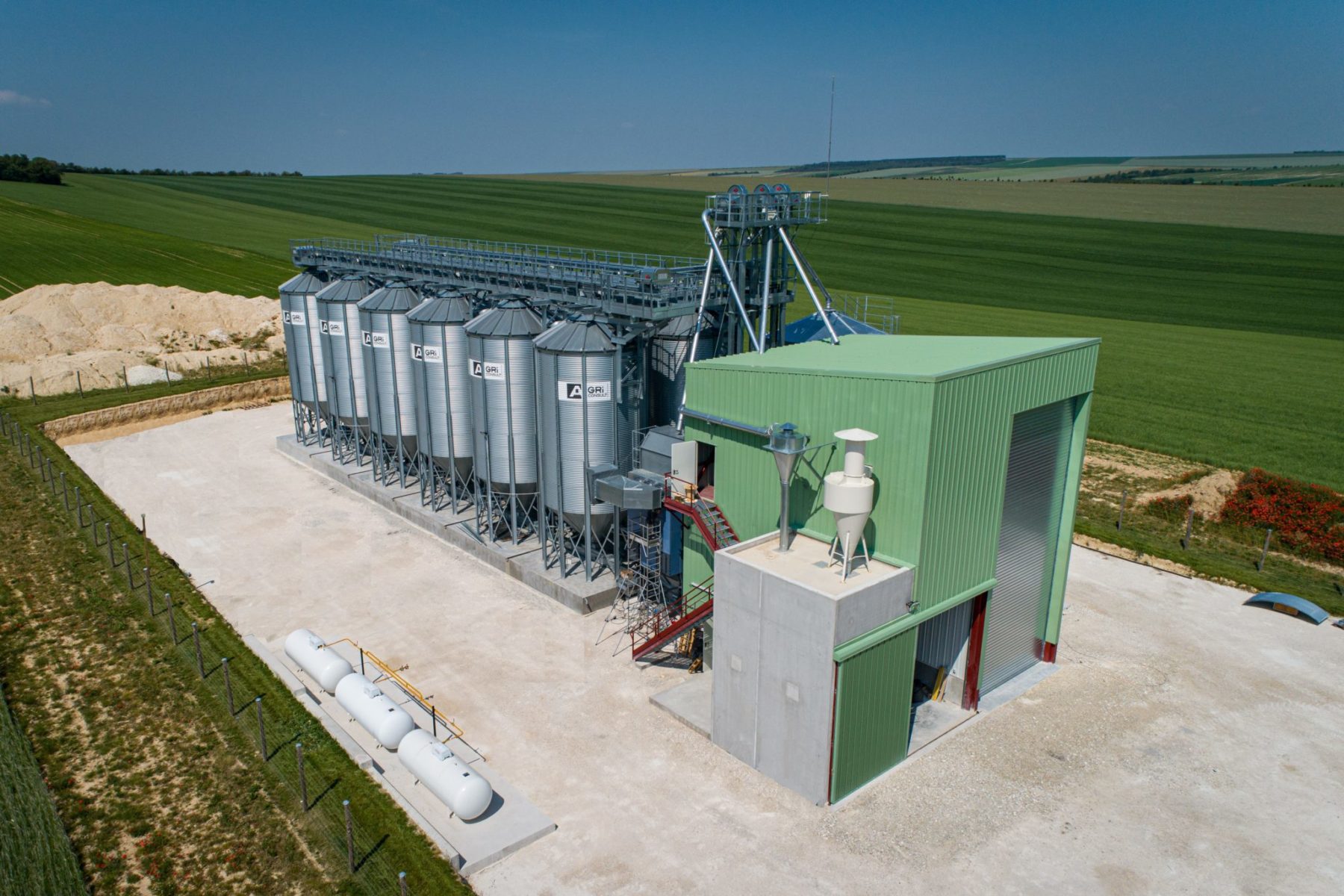 plusieurs silos à fond conique avec élévateurs à godets et passerelles installation bio 30€/t