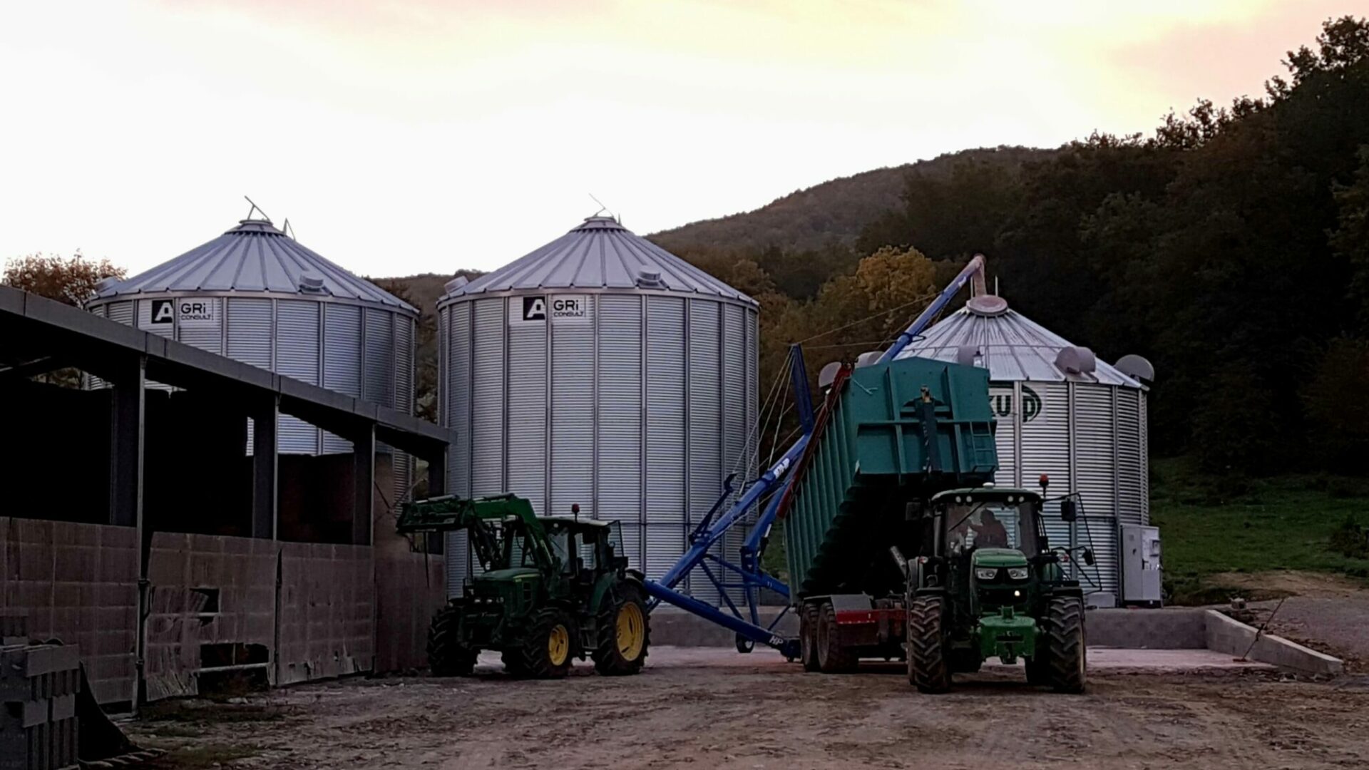 installation ciel bleu silo silos cellule sécheuse Manutention SUKUP