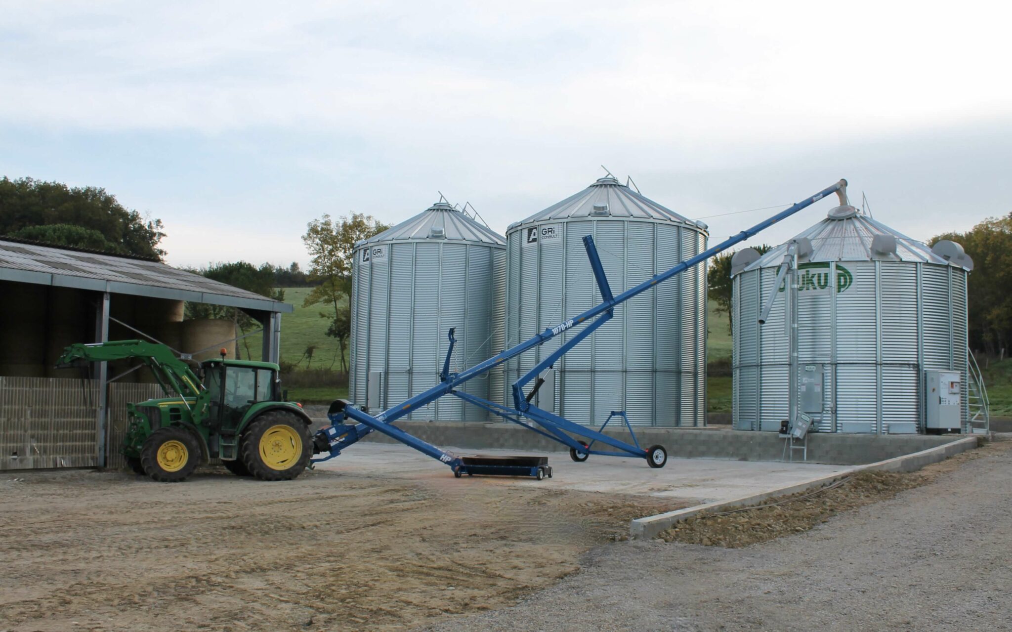 vis Brandt 1070 HP chargement grains céréales cereales cereale céréale agriconsult silos silo cellule sécheuse tracteur SUKUP
