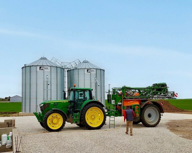 performance tracteur jonh deere vert silos en extérieur manutention installation clef en main agriconsult moissonneuse batteuse agriculture