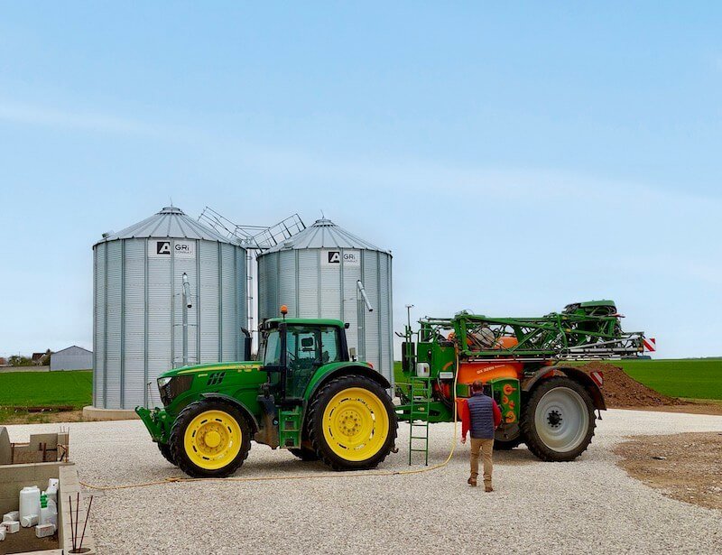 performance tracteur jonh deere vert silos en extérieur manutention installation clef en main agriconsult moissonneuse batteuse agriculture