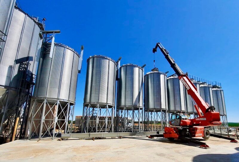 Montage en cours aube mai 2022 Agriconsult 32 silos fond conique manitou silo stockage