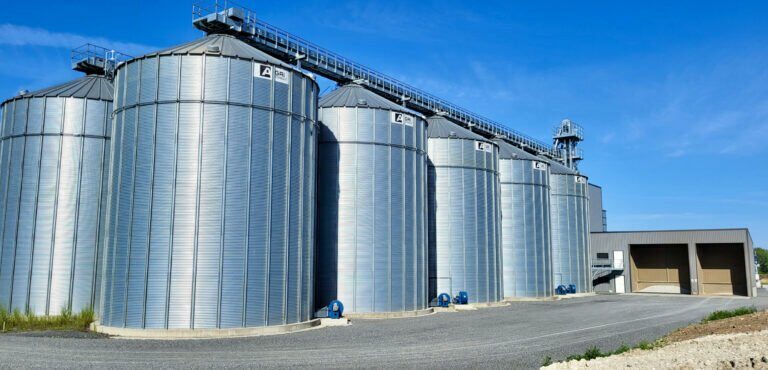 Installation-complète-stockage-nettoyage-manutention-renforcée-deux-trémies-de-réception-camion-tracteur-agriconsult