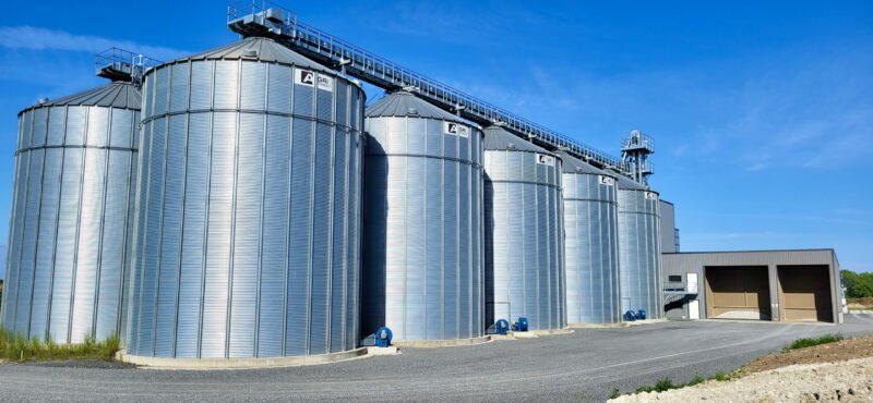 Installation-complète-stockage-nettoyage-manutention-renforcée-deux-trémies-de-réception-camion-tracteur-agriconsult