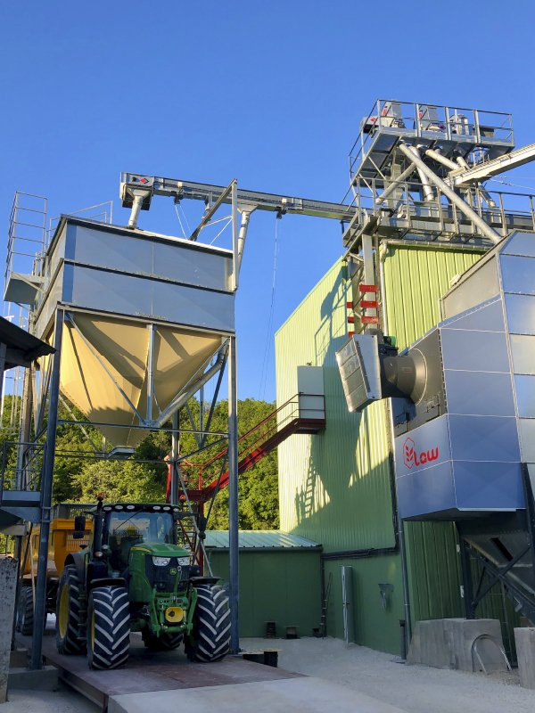 séchoir LAW boisseau grain céréales installation clé en main Agriconsult tracteur John Deere extérieur ciel bleu Skandia bâtiment photovoltaïque