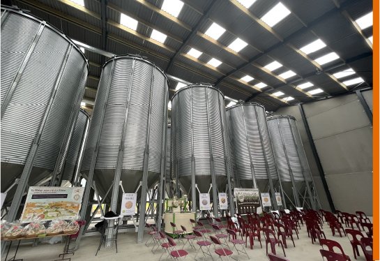 stockage intérieur silo fond conique dans batiment