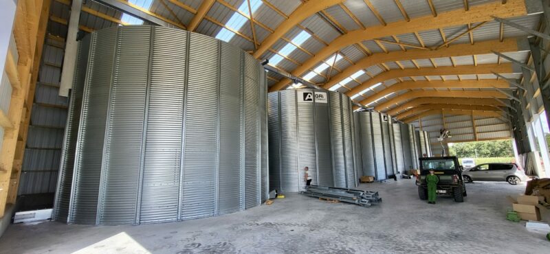 5 silos fond plat sans oit en intérieur avec planchers perforés dans batiment agriconsult