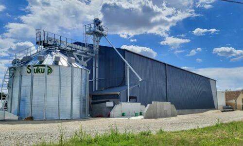 cellule sécheuse sukup agriconsult en extérieur devant batiment avec manutention gamme industrielle et fosse passante avec trémie 3 pentes pré-nettoyeur et ventilateur installation complète