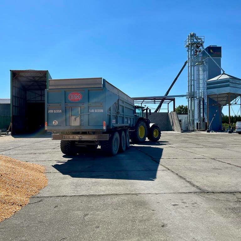 benne tracteur devant batiment pour chargement grain installation agriconsult