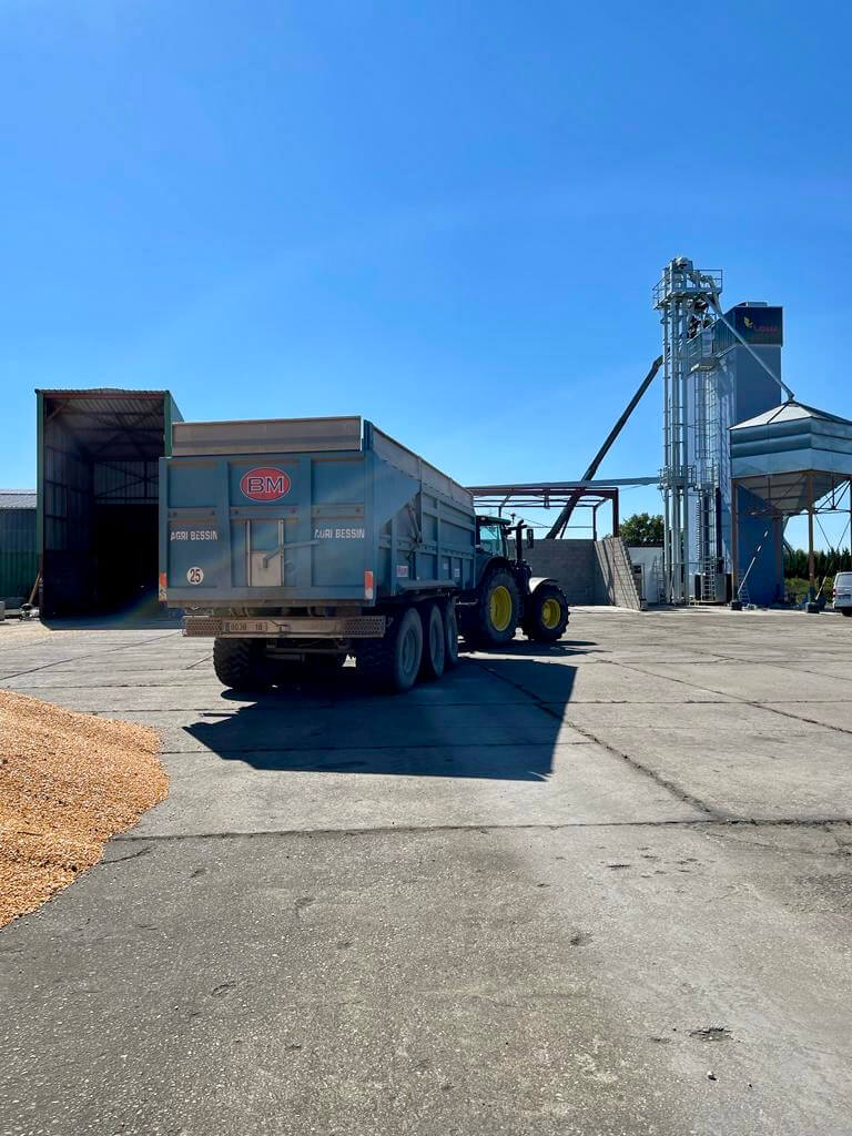 benne tracteur devant batiment pour chargement grain installation agriconsult