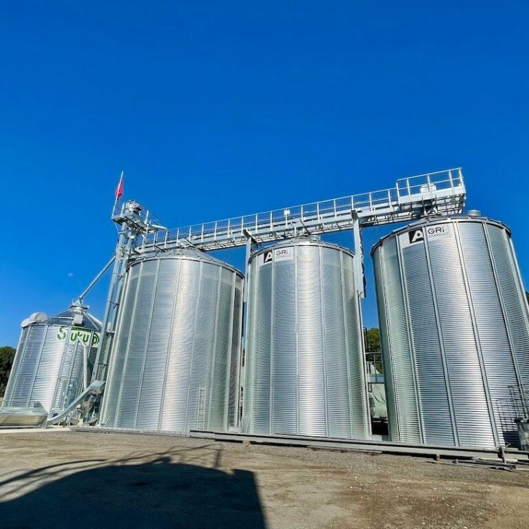 3 silos à fond plat extérieurs avec cellule sécheuse Sukup