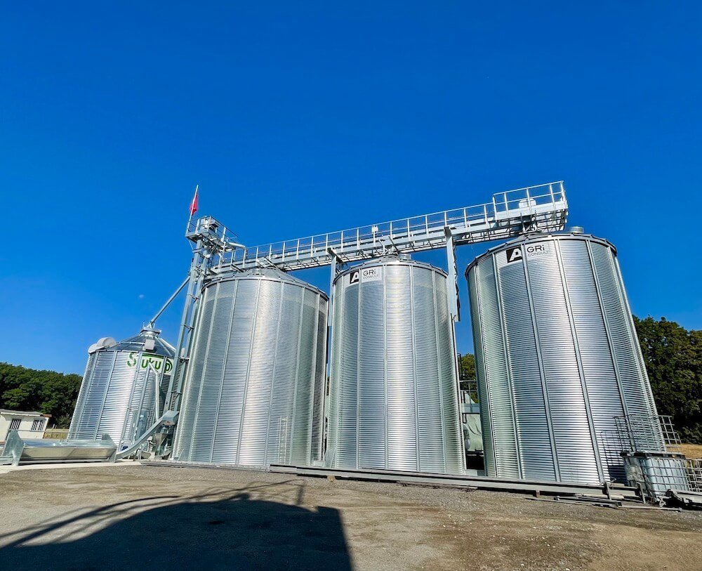 3 silos à fond plat extérieurs avec cellule sécheuse Sukup