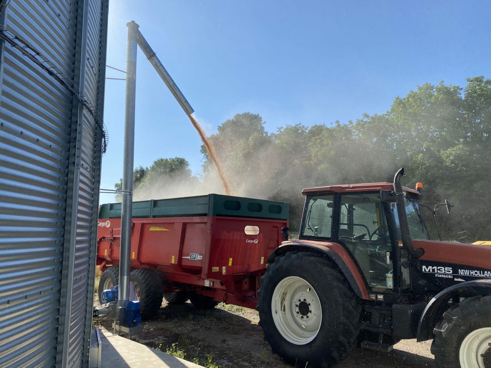 chargement benne tracteur avec vis verticale