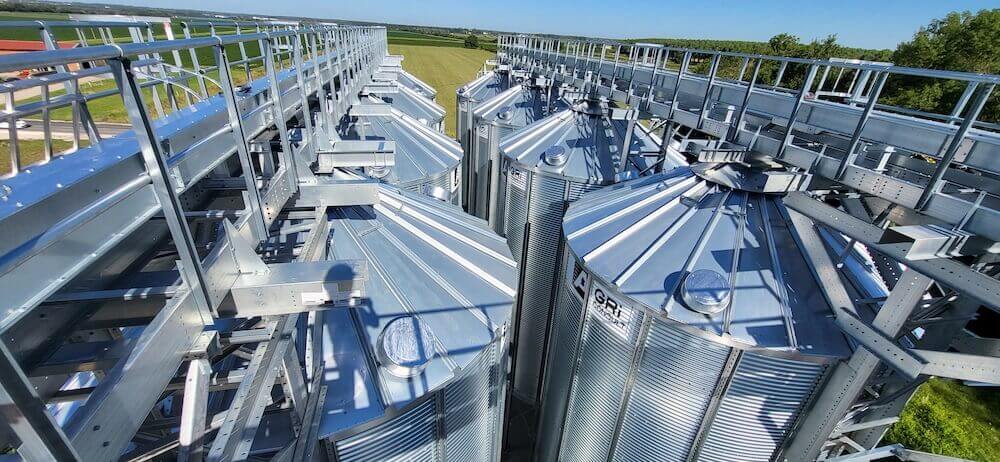 vue de haut 8 silos de stockage à fond conique Agriconsult